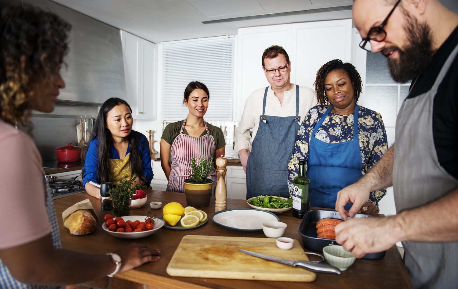 Kochen verbindet Kochen verbindet — Ein Küchentisch für Geschichten, Rezepte und Menschen aus vielen Kulturen.